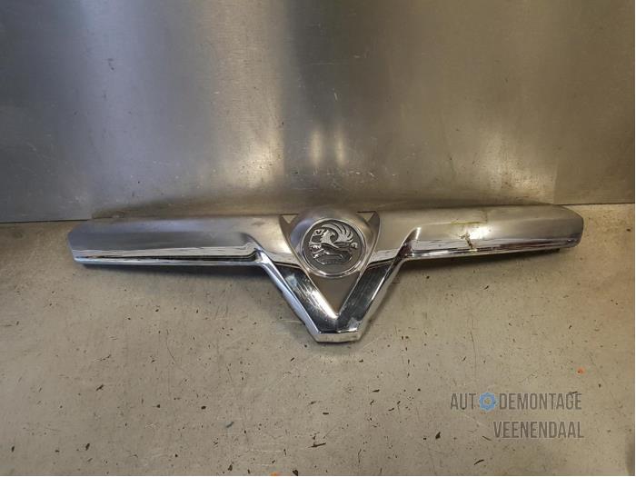 Begagnade Grill Opel Corsa D 1.2 16V Pris € 10,00 Marginaltabell erbjuds av Autodeleninkleur