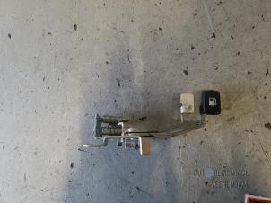 Used Tank cap cover switch Nissan Pixo (D31S) 1.0 12V Price € 10,50 Margin scheme offered by Autodemontage Veenendaal BV