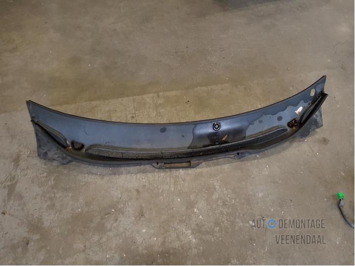 Cowl top grille from a Volvo V70 (SW) 2.4 20V 170 2000