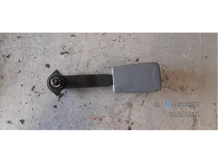 Front seatbelt buckle, right from a Mazda 6 Sportbreak (GY19/89) 2.0i 16V 2002