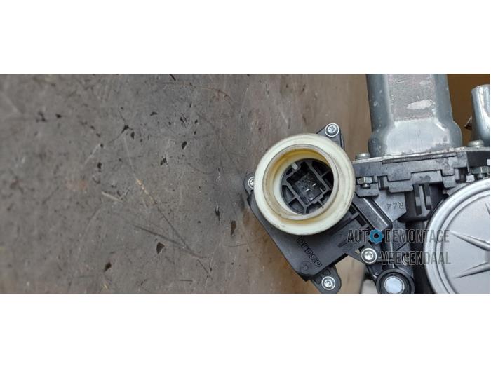 Window mechanism 4-door, front right from a Toyota Avensis (T27) 2.0 16V D-4D-F 2013