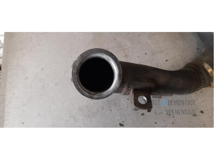 Intercooler Rohr van een Toyota Avensis (T27) 2.0 16V D-4D-F 2013