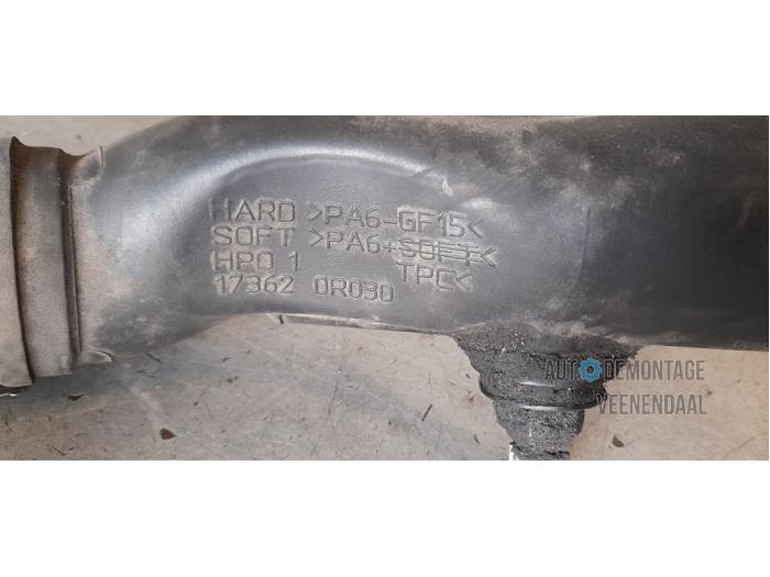 Intercooler Rohr van een Toyota Avensis (T27) 2.0 16V D-4D-F 2013