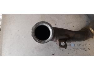 Intercooler Rohr van een Toyota Avensis (T27) 2.0 16V D-4D-F 2013