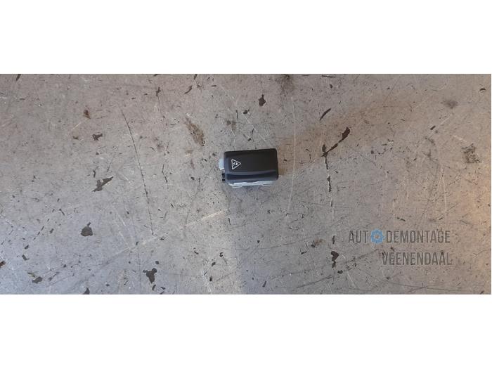 Usados Interruptor ESP Renault Scénic II (JM) 1.6 16V Precio € 5,00 Norma de margen ofrecido por Autodeleninkleur