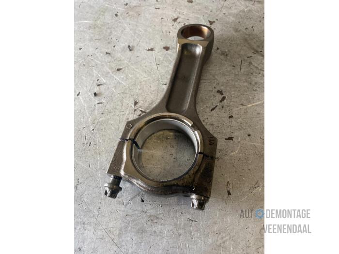 Connecting rod from a BMW 1 serie (E87/87N) 116d 16V 2009