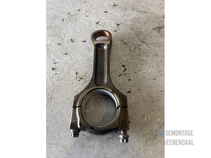 Connecting rod from a BMW 1 serie (E87/87N) 116d 16V 2009