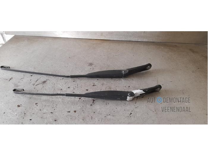 Front wiper arm from a Fiat Panda (169) 1.2 Fire 2005