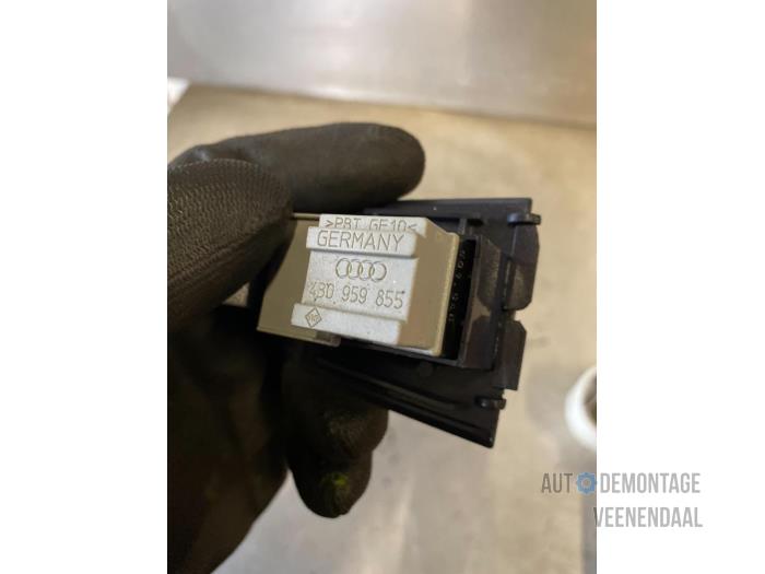 Electric window switch from a Audi A6 Avant Quattro (C5) 2.4 V6 30V 2002