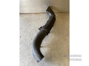 Used Air intake hose Opel Signum (F48) 2.2 DGI 16V Price € 20,00 Margin scheme offered by Autodemontage Veenendaal BV