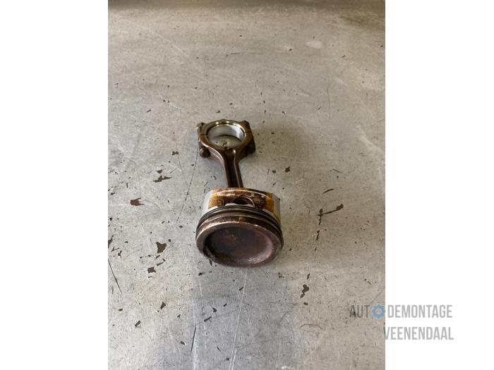 Usados Pistón Hyundai Atos 1.1 12V Precio € 20,00 Norma de margen ofrecido por Autodeleninkleur