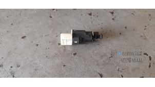 Used Brake light switch Renault Twingo II (CN) 1.2 16V Price € 5,00 Margin scheme offered by Autodemontage Veenendaal BV
