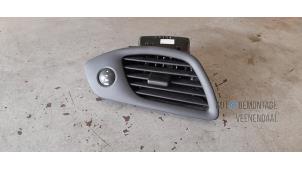 Used Dashboard vent Renault Scénic III (JZ) 1.6 16V Price € 10,00 Margin scheme offered by Autodemontage Veenendaal BV
