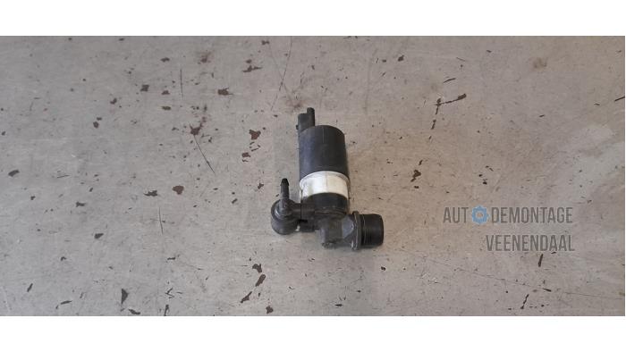 Windscreen washer pump from a Renault Scénic III (JZ) 1.6 16V 2009