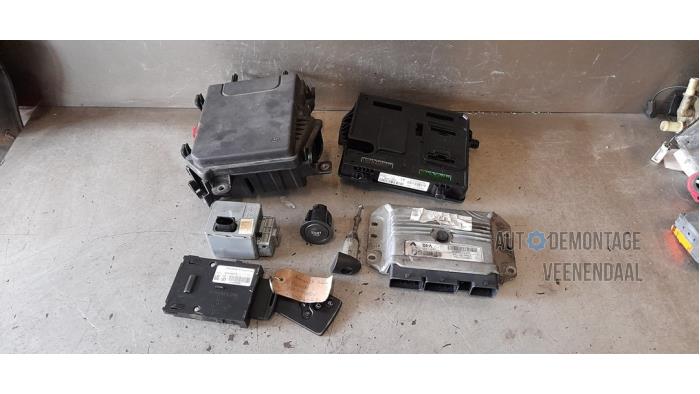 Used Ignition lock + computer Renault Scénic III (JZ) 1.6 16V Price € 302,50 Inclusive VAT offered by Autodeleninkleur