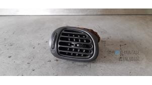 Used Dashboard vent Peugeot 206 (2A/C/H/J/S) 1.1 XN,XR Price € 5,00 Margin scheme offered by Autodemontage Veenendaal BV