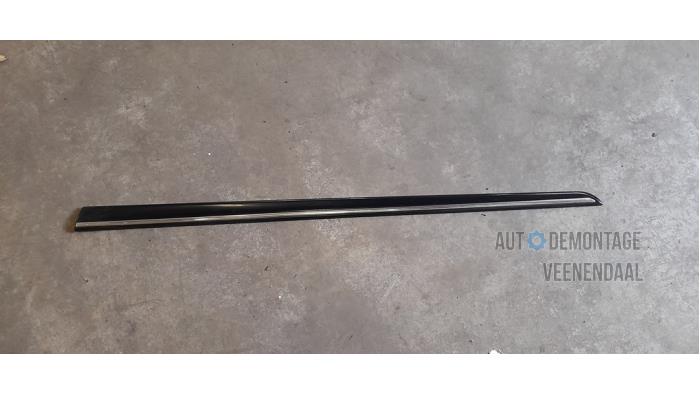 Begagnade Dekorstripe Mercedes B-Klasse Pris € 11,00 Marginaltabell erbjuds av Autodeleninkleur