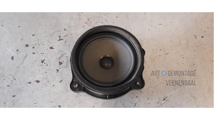 Speaker from a BMW 3 serie Compact (E46/5) 316ti 16V 2002