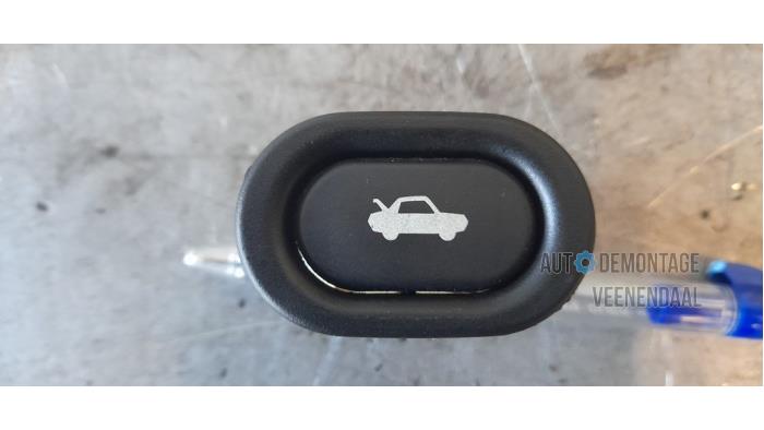 Tank cap cover switch from a Saab 9-3 I (YS3D) 2.0t 16V Ecopower 2002