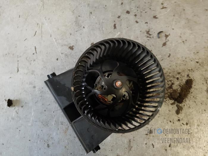 Heating and ventilation fan motor from a Volkswagen Golf IV (1J1) 1.4 16V 2001