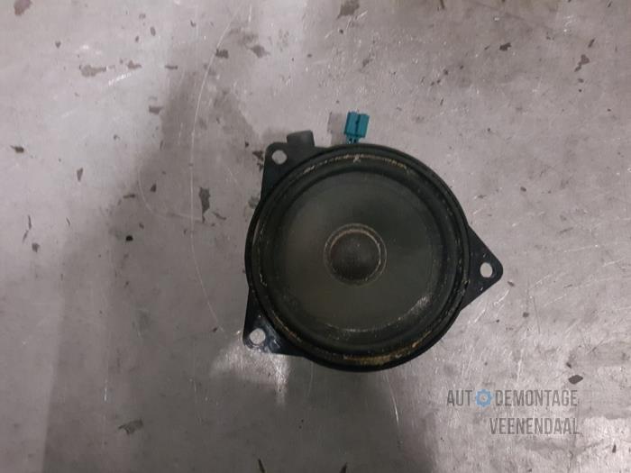 Parcel shelf speaker