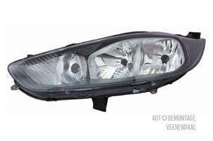 Nowe Reflektor lewy Ford Fiesta Cena € 169,40 Z VAT oferowane przez Autodemontage Veenendaal BV