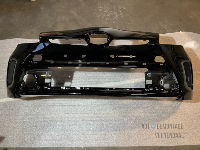 Front bumper from a Toyota Prius (ZVW3)  2013