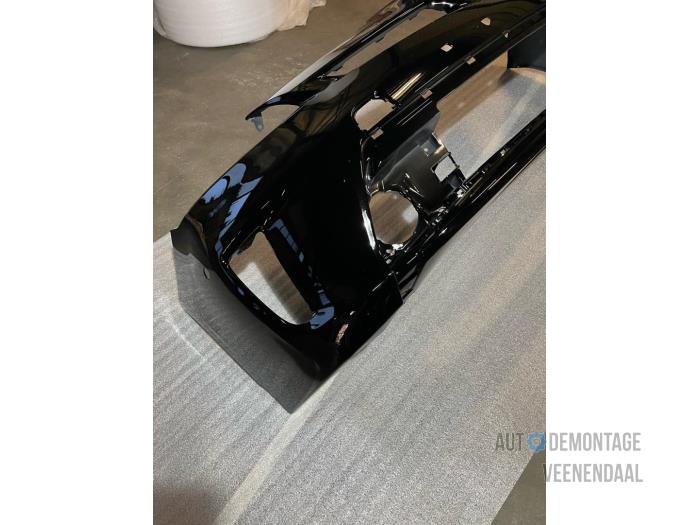 Front bumper from a Toyota Prius (ZVW3)  2013