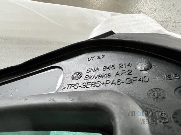 Vitre supplémentaire 4portes arrière droite d'un Volkswagen Tiguan (AD1)  2018