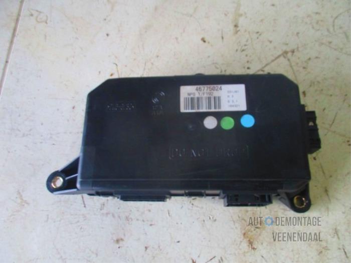 Używane Modul Comfort Fiat Stilo (192A/B) 1.6 16V 3-Drs. Cena € 18,70 Procedura marży oferowane przez Autodeleninkleur