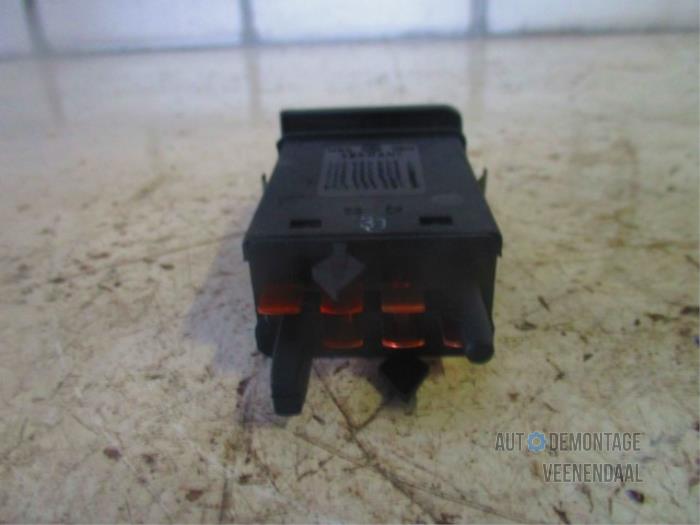 Frontscreen heating switch from a Volkswagen Golf IV Variant (1J5) 1.6 16V 2001