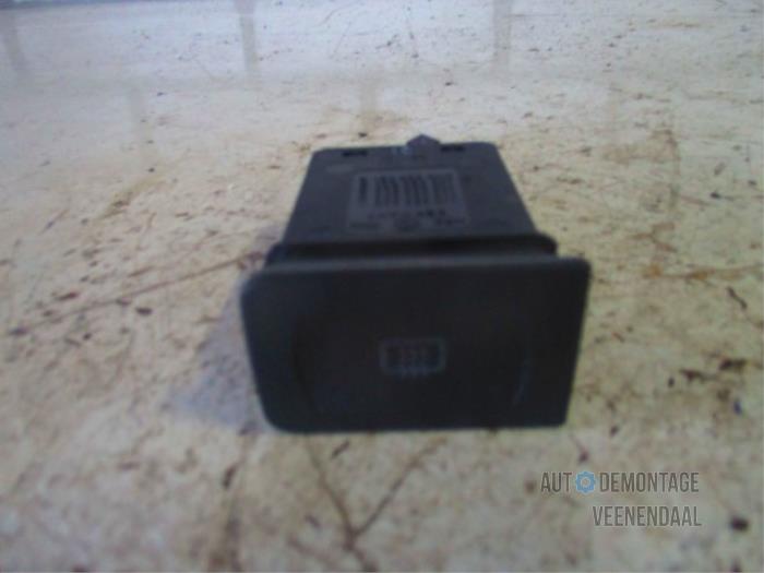 Frontscreen heating switch from a Volkswagen Golf IV Variant (1J5) 1.6 16V 2001