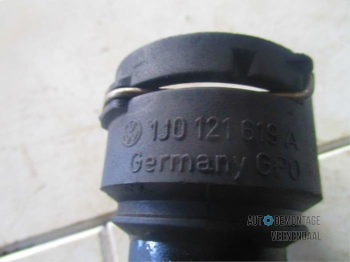 Tubo de agua de un Volkswagen Golf IV Variant (1J5) 1.6 16V 2001