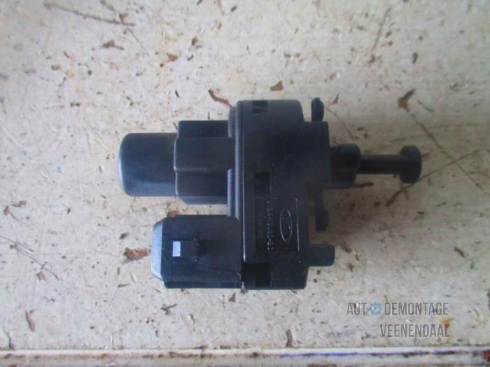 Brake light switch from a Ford Mondeo II Wagon 2.0i 16V 2000
