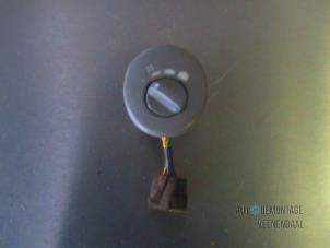 Used Heater switch Kia Carnival 2 (FIB/FLD) 2.5 V6 24V Price € 10,00 Margin scheme offered by Autodemontage Veenendaal BV