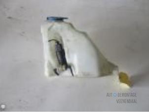Usagé Pompe lave-glace avant Volkswagen Polo III (6N2) 1.4 TDI Prix € 10,50 Règlement à la marge proposé par Autodemontage Veenendaal BV