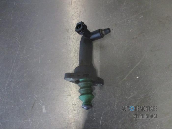 Clutch slave cylinder from a Skoda Fabia (6Y2) 1.9 SDi 2001