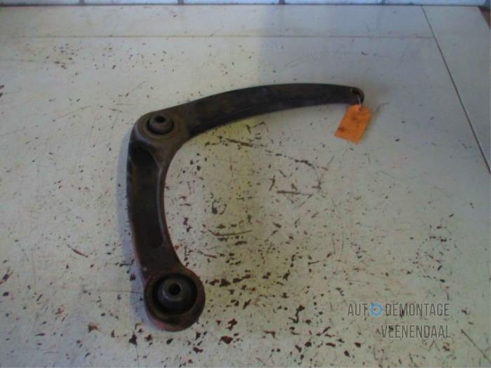 Front wishbone, left from a Peugeot 307 (3A/C/D) 1.6 16V 2001