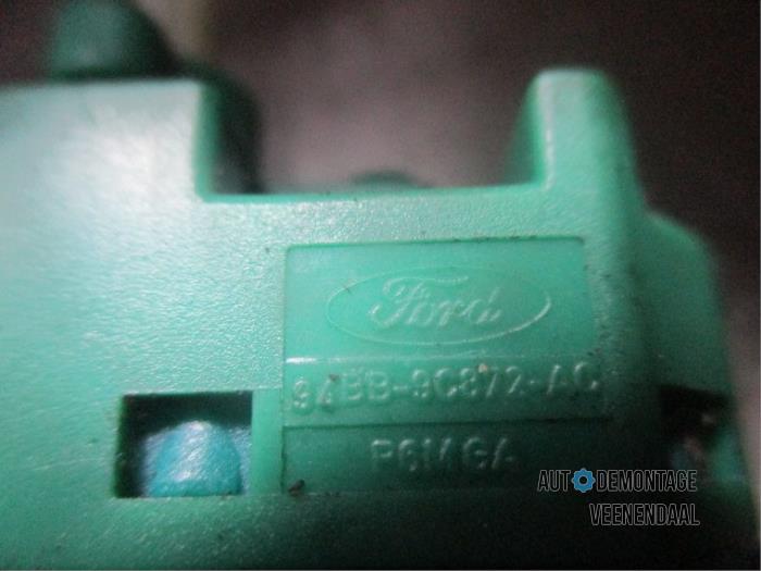 Bremslicht Schalter van een Ford Fiesta 5 (JD/JH) 1.4 16V 2003