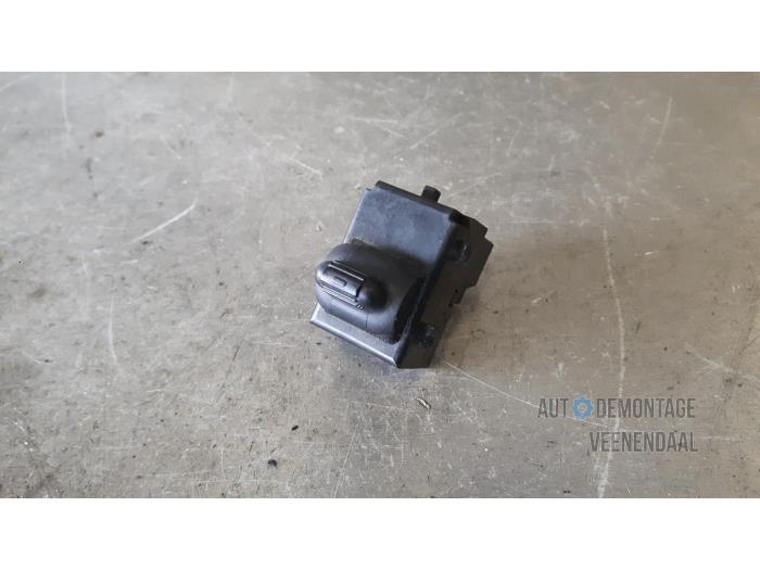Usados Interruptor de ventanilla eléctrica Chrysler Sebring (JR) 2.7 V6 24V Precio € 23,00 Norma de margen ofrecido por Autodeleninkleur