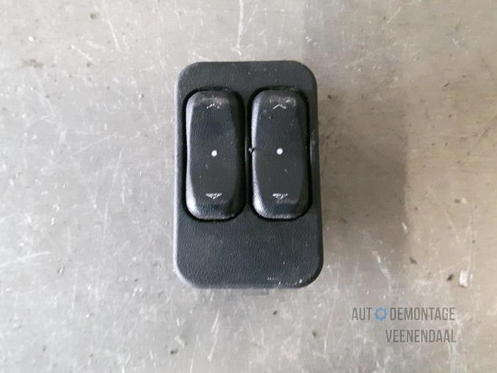Usados Interruptor combinado de ventanillas Opel Zafira (F75) 1.6 16V Precio € 5,00 Norma de margen ofrecido por Autodeleninkleur