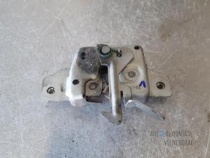 Used Bonnet lock mechanism Renault Clio III (BR/CR) 1.2 16V 75 Price € 14,00 Margin scheme offered by Autodemontage Veenendaal BV