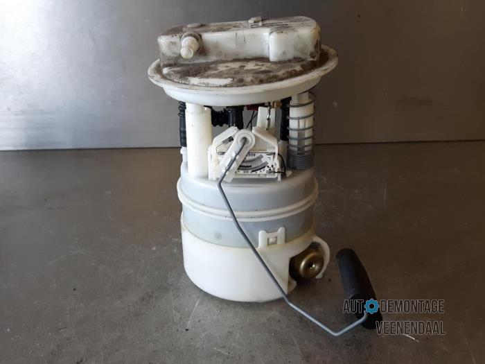 Electric fuel pump from a Renault Clio II (BB/CB) 1.4 16V 2003