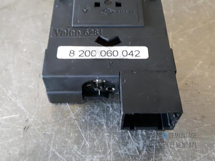 Interruptor de regulador de altura de un Renault Clio II (BB/CB) 1.4 16V 2003