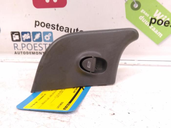 Usados Interruptor de ventanilla eléctrica Fiat Brava (182B) Precio € 10,00 Norma de margen ofrecido por Autodemontagebedrijf R. Poeste B.V.