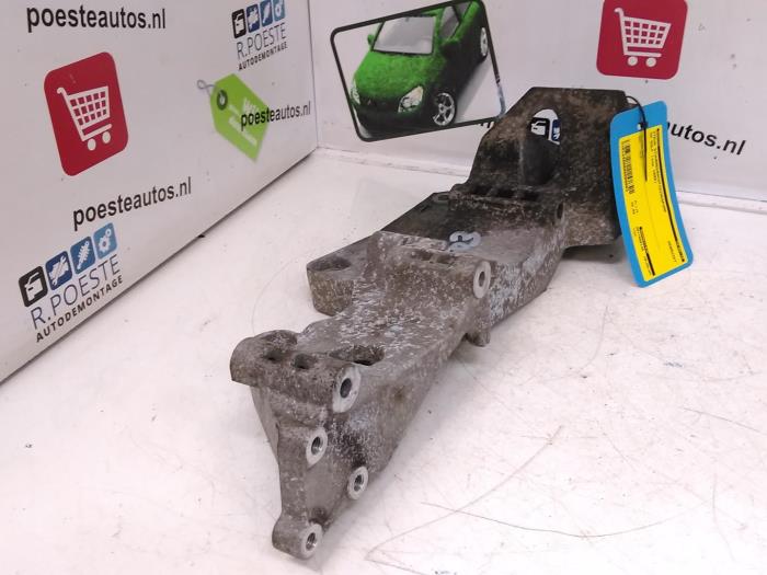 Usagé Support pompe direction assistée Volkswagen Golf IV (1J1) 1.6 Prix € 30,00 Règlement à la marge proposé par Autodemontagebedrijf R. Poeste B.V.