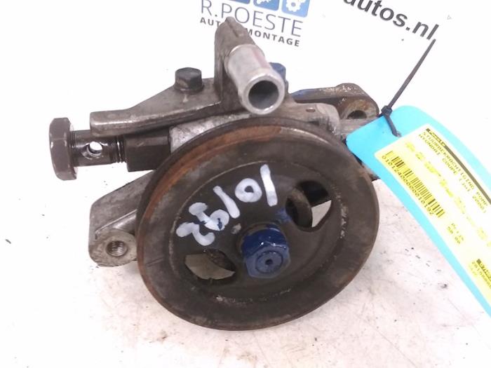 Usagé Pompe de direction Hyundai Coupe 2.0i 16V Prix € 50,00 Règlement à la marge proposé par Autodemontagebedrijf R. Poeste B.V.