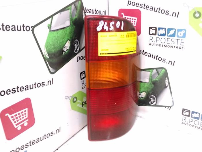 Taillight, left from a Volkswagen Caddy II (9K9A) 1.9 TDI 2001