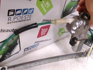 Usados Mecanismo de ventanilla de 4 puertas derecha delante Fiat Multipla (186) 1.6 16V 100 SX,ELX Precio € 30,00 Norma de margen ofrecido por Autodemontagebedrijf R. Poeste B.V.