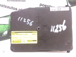 Usados Caja de fusibles Renault Scénic II (JM) 1.6 16V Precio € 75,00 Norma de margen ofrecido por Autodemontagebedrijf R. Poeste B.V.